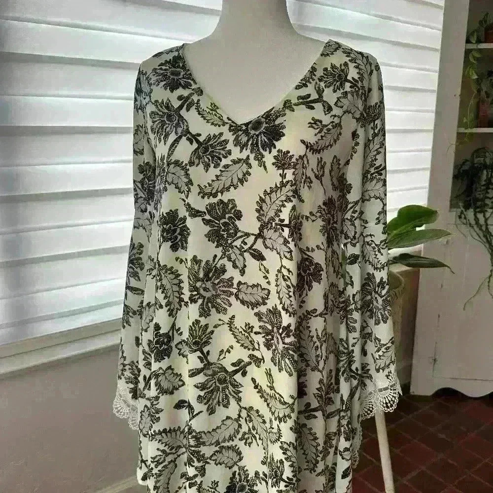 ASTR The Label Ivory With Black Floral Shift Dress Size Small w/Bell Sleeves